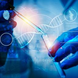 Imagem predominantemente azul com mão de cientista realizando experimento