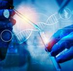 Imagem predominantemente azul com mão de cientista realizando experimento